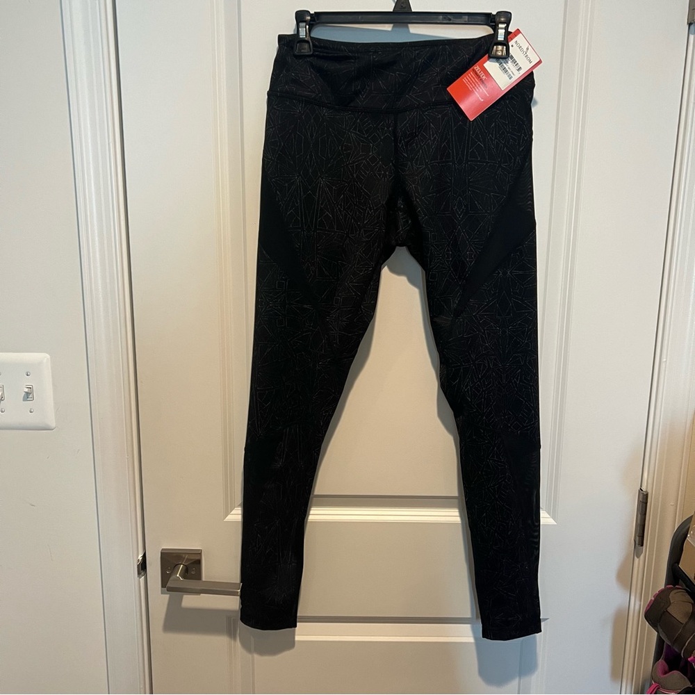 Zella NWT Women’s Activewear Leggings Medium
Shearing by calves and hip